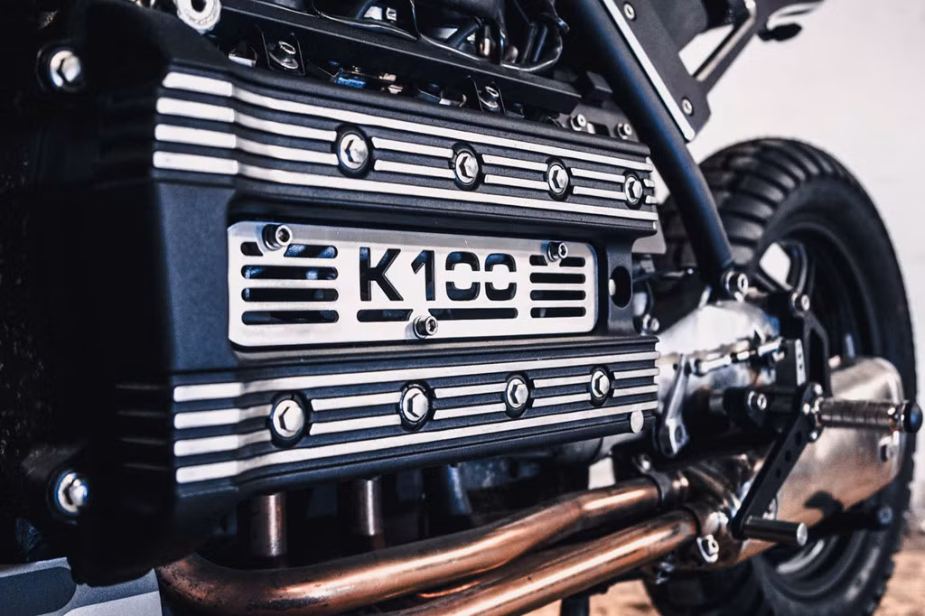 Khối động cơ 4 xylanh nằm ngang được Jacek sơn đen và thay mới phần ốp lốc máy. Hệ truyền động trục láp xi bóng nhằm nổi bật sự tương phản với màu sơn đen của các chi tiết khác.