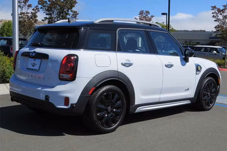 Ở thế hệ thứ 2, Countryman một lần nữa lại được gia tăng kích thước, tiện nghi, với mục đích biến MINI Countryman trở thành một mẫu SUV đa dụng dành cho gia đình thực sự, nhưng vẫn giữ nguyên triết lý thiết kế truyền thống của thương hiệu xe đình đám Anh quốc. 