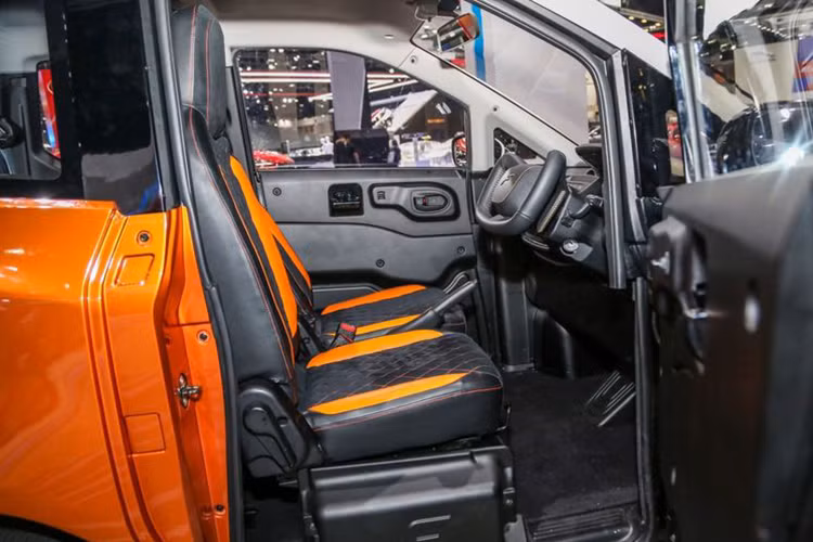 Để tăng tốc mỗi khi di chuyển, người lái sẽ phải dùng lẫy gẩy số được tích hợp trên vô lăng để thay đổi hệ truyền động của xe, đây cũng là điểm khác biệt so với những mẫu xe hiện đang có mặt trên thị trường ôtô điện.