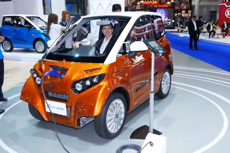Mặc dù chưa chính thức mở bán nhưng phía nhà sản xuất cũng đã chốt giá ôtô điện FOMM One từ 600.000 baht (khoảng 450 triệu đồng). Theo thông tin được Autonews đăng tải, ngoài việc đưa FOMM One về quê nhà Nhật Bản, hãng sản xuất cũng rất mong muốn đưa mẫu xe lội nước này đến các thị trường hay gặp phải tình trạng ngập úng khi mưa lớn như Việt Nam, Lào và các nước trong khu vực Đông Nam Á.