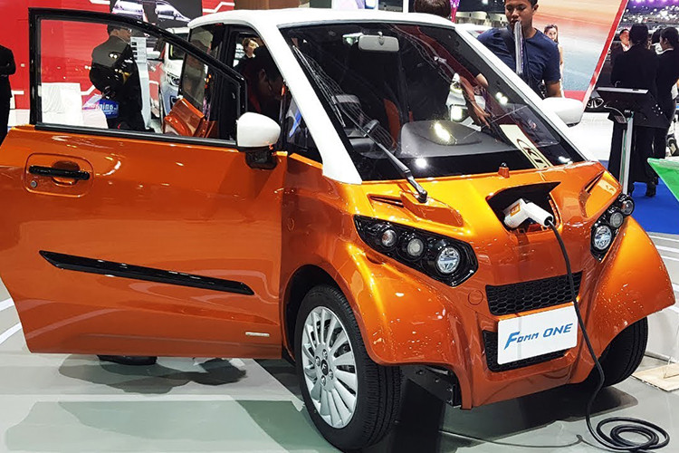 Mẫu xe 2 cửa này có kích thước dài x rộng x cao lần lượt là 2.495 x 1.295 x 1.550 (mm). Nhiều khả năng, FOMM One sẽ được mở bán đầu tiên tại thị trường Thái Lan bởi nhà máy sản xuất được đặt tại Bangkok và nhu cầu di chuyển trong điều kiện đường phố ngập lụt của người dân Thái Lan là rất lớn. 