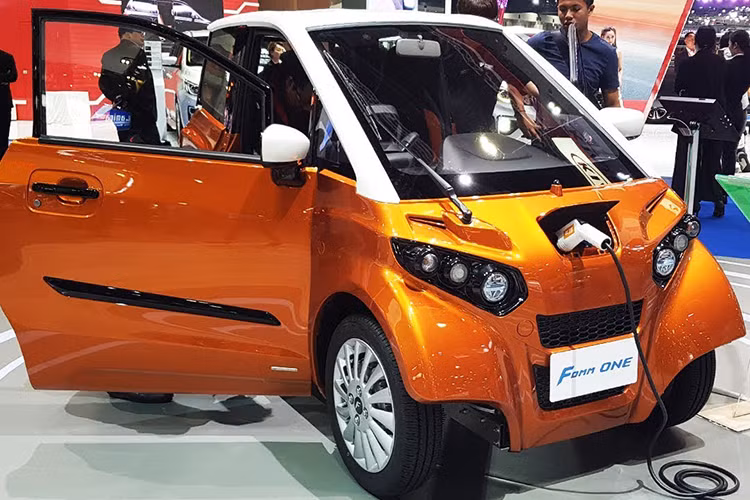 Mẫu xe 2 cửa này có kích thước dài x rộng x cao lần lượt là 2.495 x 1.295 x 1.550 (mm). Nhiều khả năng, FOMM One sẽ được mở bán đầu tiên tại thị trường Thái Lan bởi nhà máy sản xuất được đặt tại Bangkok và nhu cầu di chuyển trong điều kiện đường phố ngập lụt của người dân Thái Lan là rất lớn. 