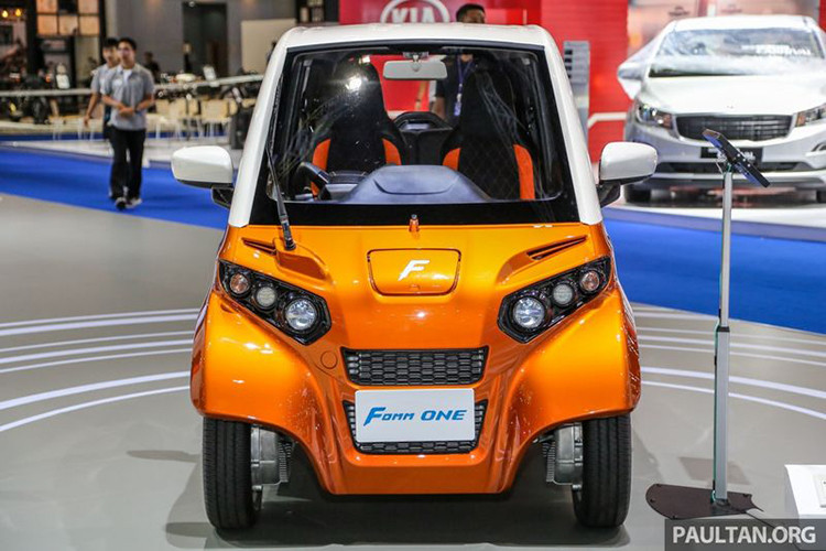 Chiếc xe điện lội nước 4 chỗ có ngoại hình nhỏ gọn, dạng hình thang với nhiều chi tiết được thiết kế đơn giản hết sức. Ấn tượng ban đầu khi bắt gặp chiếc xe này là cụm đèn pha trước hình tròn với 3 đèn mỗi bên được đặt cạnh nhau từ bé đến lớn, chiếm trọn khoảng không gian phần đầu xe.