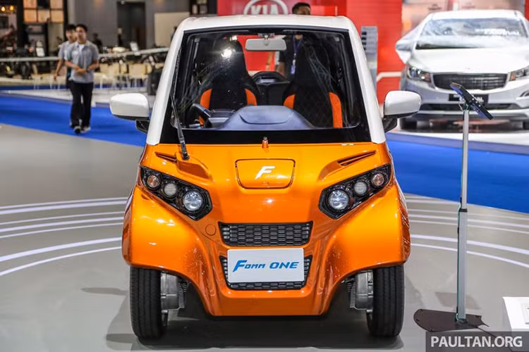 Chiếc xe điện lội nước 4 chỗ có ngoại hình nhỏ gọn, dạng hình thang với nhiều chi tiết được thiết kế đơn giản hết sức. Ấn tượng ban đầu khi bắt gặp chiếc xe này là cụm đèn pha trước hình tròn với 3 đèn mỗi bên được đặt cạnh nhau từ bé đến lớn, chiếm trọn khoảng không gian phần đầu xe.