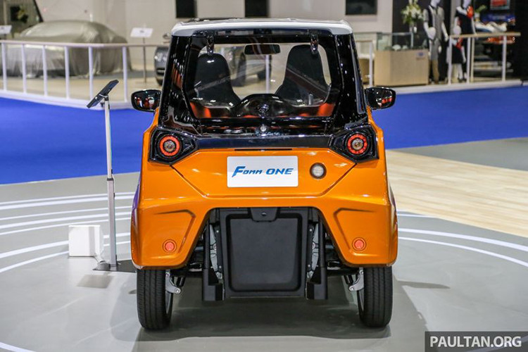 Phía trên cụm đèn pha là hệ thống sạc điện với thời gian sạc đầy 6 tiếng cho 160 km di chuyển trên đường. Xe ôtô chạy điện FOMM One được trang bị pin lithium-ion 12 kWh để nạp năng lượng cho 2 động cơ 5 kW ở 2 bánh xe trước, pin lithium-ion cũng là loại pin cho thời lượng sử dụng cao nhất và độ bền tốt nhất.