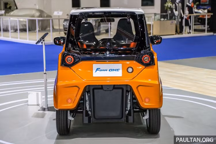 Phía trên cụm đèn pha là hệ thống sạc điện với thời gian sạc đầy 6 tiếng cho 160 km di chuyển trên đường. Xe ôtô chạy điện FOMM One được trang bị pin lithium-ion 12 kWh để nạp năng lượng cho 2 động cơ 5 kW ở 2 bánh xe trước, pin lithium-ion cũng là loại pin cho thời lượng sử dụng cao nhất và độ bền tốt nhất.