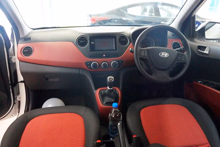 Bên trong nội thất, Hyundai sử dụng tông màu đen làm chủ đạo kết hợp với màu đỏ trên bảng táp lô viền cần số, bệ tỳ tay và một phần ghế ngồi.