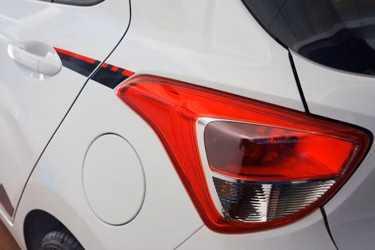 Thêm vào đó là việc được trang bị cánh gió đuôi, trụ B của xe màu đen và đề-can thể thao bên sườn xe cho Grand i10 20th Anniversary Edition.