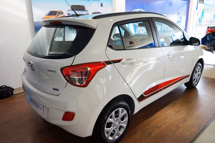 Với việc cho ra mắt Hyundai Grand i10 20th Anniversary Edition mới chính thức ra đại lý tại Ấn Độ - Hãng xe Hyundai cũng công bố giá bán của Grand i10 20th Anniversary Edition dao động từ 568.806 - 663.793 Rupee, tương đương 190 - 222 triệu Đồng.