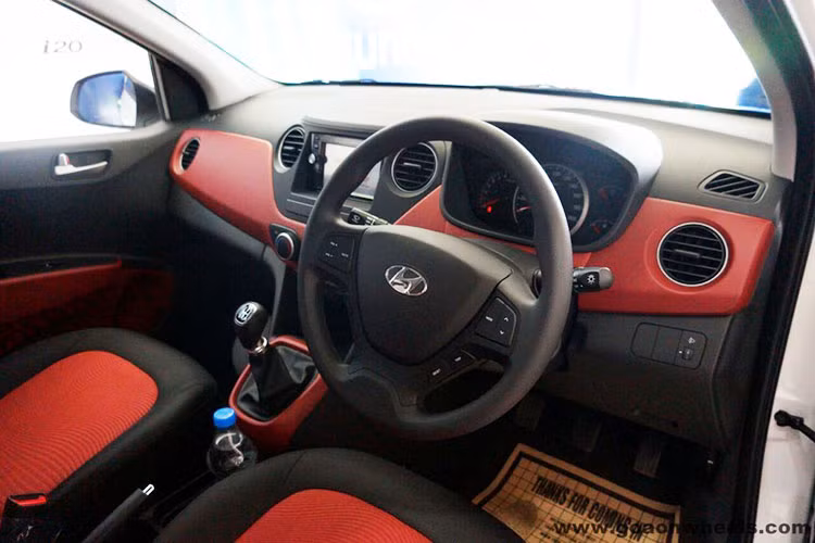 Đặc biệt, ở phiên bản này xe được bổ sung màn hình cảm ứng 6,2 inch chính giữa bảng điều khiển trung tâm tiện dụng và hiện đại hơn hẳn. Vô lăng xe được trang bị thêm nhiều tiện ích mới với các nút bấm đa dụng...