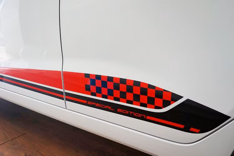  Grand i10 20th Anniversary được trang bị bộ máy xăng Kappa 4 xi lanh dung tích 1.2 lít cho công suất 83 mã lực, mô men xoắn 116 Nm. Phiên bản này có hai tùy chọn hộp số sàn 5 cấp hoặc tự động 4 cấp. Ngoài ra, Hyundai cũng trang bị thêm cho xe phiên bản máy dầu 3 xi lanh dung tích 1.1 lít cho công suất 71 mã lực, mô men xoắn 160 Nm.