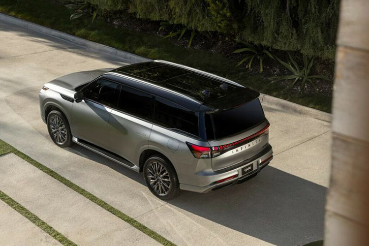 Chiếc SUV hạng sang Infiniti QX80 2025 có thiết kế đường nét thẳng với những gợn bo tròn, hay một dạng thiết kế hình hộp cho phép tối ưu không gian nội thất, tương tự kiểu dáng chiếc VinFast VF9 cho phép một kiểu dáng bền bỉ theo thời gian. 