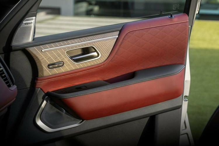 Infiniti QX80 2025 có tính năng Front Wide View, sử dụng camera để cung cấp góc nhìn 170 độ về môi trường xung quanh xe trên màn hình 14,3 inch. Chế độ xem "mui xe vô hình", hiển thị mặt đường phía dưới gầm xe, giúp người lái dễ dàng quan sát mặt đường khi di chuyển.