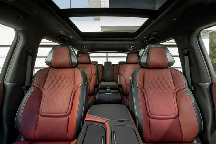 Ngoài ra, xe cũng đã được loại bỏ gần hết các phím bấm vật lý và thay thế bằng màn hình cảm ứng 9 inch mới đặt phía trên bệ tì tay trung tâm, dùng để cài đặt các chế độ lái, chỉnh điều hòa và điều khiển ghế trước.