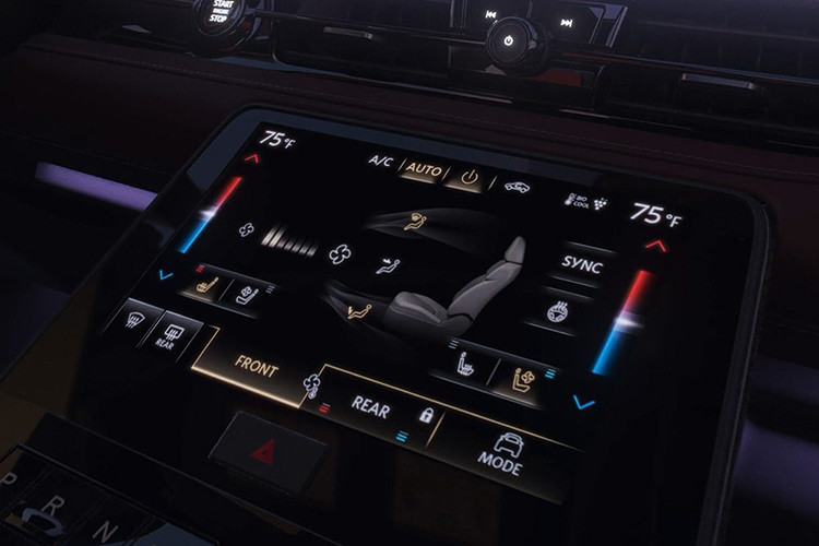 QX80 bản Pure và Lux sẽ được trang bị hệ thống âm thanh Klipsch 14 loa với công suất 600 watt. Các biến thể cao cấp hơn là Sensory và Autograph có hệ thống 24 loa với loa tweeter bằng titan, loa siêu trầm TriPower 8 inch. Hệ thống này còn bao gồm bốn loa gắn trên nóc xe cũng như các loa viền kim loại gắn vào tựa đầu phía trước.