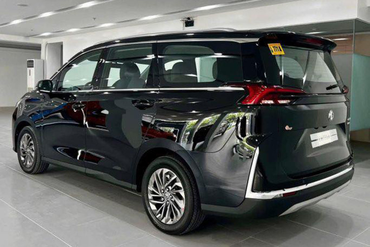 Mức giá xe MG G50 2025 bán ra dự kiến từ 569 - 669 triệu đồng, trong đó hai bản cao cấp nhất (AT Luxury 7 chỗ và AT Luxury 8 chỗ) có cùng mức giá 669 triệu đồng. Nếu mức giá này là chính xác, MG G50 sẽ là mẫu MPV hạng trung rẻ nhất thị trường Việt Nam.