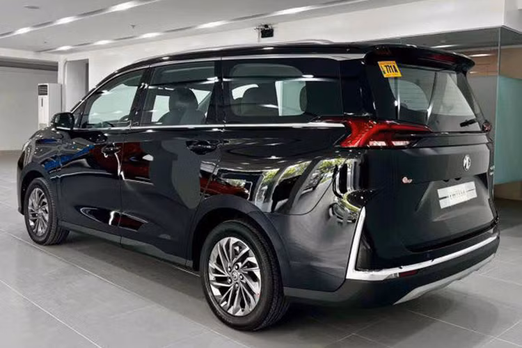 Mức giá xe MG G50 2025 bán ra dự kiến từ 569 - 669 triệu đồng, trong đó hai bản cao cấp nhất (AT Luxury 7 chỗ và AT Luxury 8 chỗ) có cùng mức giá 669 triệu đồng. Nếu mức giá này là chính xác, MG G50 sẽ là mẫu MPV hạng trung rẻ nhất thị trường Việt Nam.