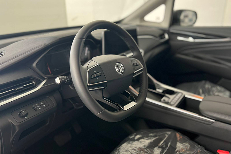 MG G50 2025 mới được cung cấp hai tùy chọn nội thất là 7 chỗ (2+2+3) và 8 chỗ (2+3+3). Ở cấu hình 7 chỗ, hàng ghế giữa là kiểu ghế thương gia.