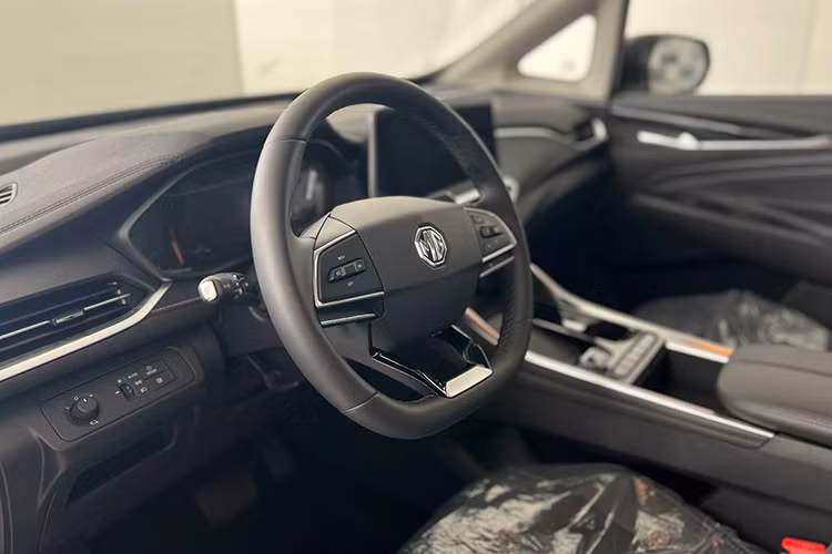 MG G50 2025 mới được cung cấp hai tùy chọn nội thất là 7 chỗ (2+2+3) và 8 chỗ (2+3+3). Ở cấu hình 7 chỗ, hàng ghế giữa là kiểu ghế thương gia.