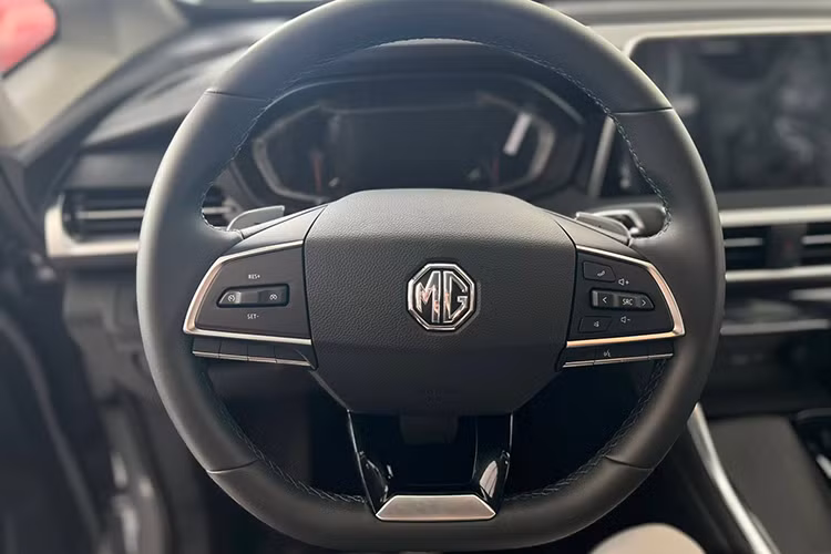 Phiên bản Luxury được trang bị nhiều tiện nghi, bao gồm ghế bọc da, ghế lái và ghế phụ chỉnh điện 6 hướng, màn hình cảm ứng trung tâm 12,3 inch hỗ trợ Apple CarPlay/Android Auto, điều hòa tự động, hệ thống âm thanh 6 loa và phanh tay điện tử với tính năng Auto Hold.