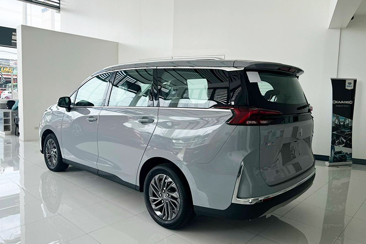 Xe nổi bật với lưới tản nhiệt lớn, đèn pha vuốt ngược, và bộ mâm hợp kim 17 inch. Ngoài ra, xe còn được trang bị cửa sườn mở ngang, cửa cốp thẳng đứng, cánh gió mui tích hợp đèn phanh và cụm đèn hậu gọn gàng.