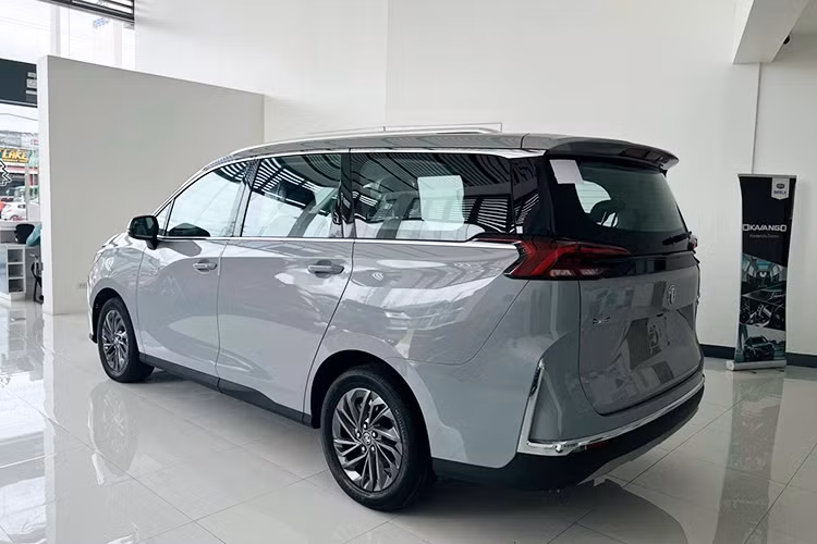 Xe nổi bật với lưới tản nhiệt lớn, đèn pha vuốt ngược, và bộ mâm hợp kim 17 inch. Ngoài ra, xe còn được trang bị cửa sườn mở ngang, cửa cốp thẳng đứng, cánh gió mui tích hợp đèn phanh và cụm đèn hậu gọn gàng.