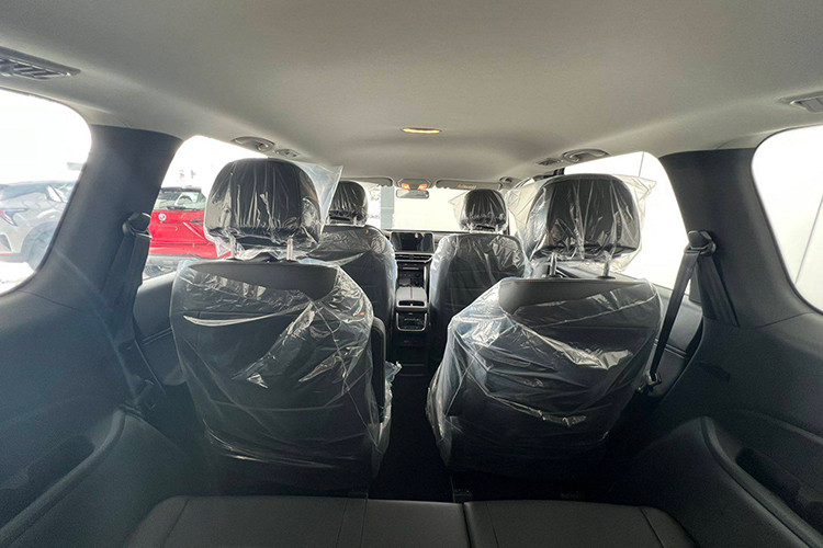 Về an toàn, bản Luxury được trang bị các tính năng cơ bản như 4 túi khí, cân bằng điện tử, hỗ trợ khởi hành ngang dốc, cảm biến lùi, camera lùi, kiểm soát hành trình và cảnh báo áp suất lốp. Tuy nhiên, xe không có các công nghệ an toàn chủ động ADAS - điểm trừ so với một số đối thủ trong cùng phân khúc.