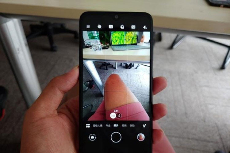 Các bức ảnh khác tiết lộ thêm một số thông tin nữa. Chiếc điện thoại này được cài sẵn Android 9 Pie, camera chính có độ phân giải 48 MP. Nó sử dụng vi xử lý Qualcomm Snapdragon 660 và pin 3.500mAh - khá lớn đối với một chiếc điện thoại chỉ dùng vi xử lý tầm trung.