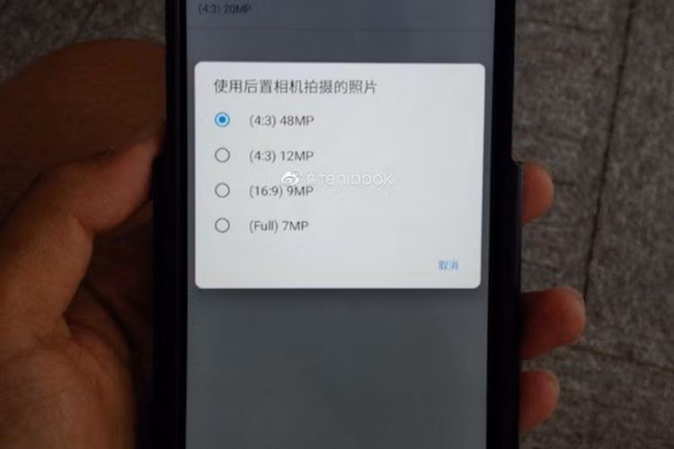 Ảnh chụp mặt trước xác nhận đó quả thực là một chiếc Nokia, và một ảnh chụp màn hình với ứng dụng camera đang mở cho thấy người dùng có thể chọn giữa ống kinh góc rộng thông thường và góc siêu rộng.
