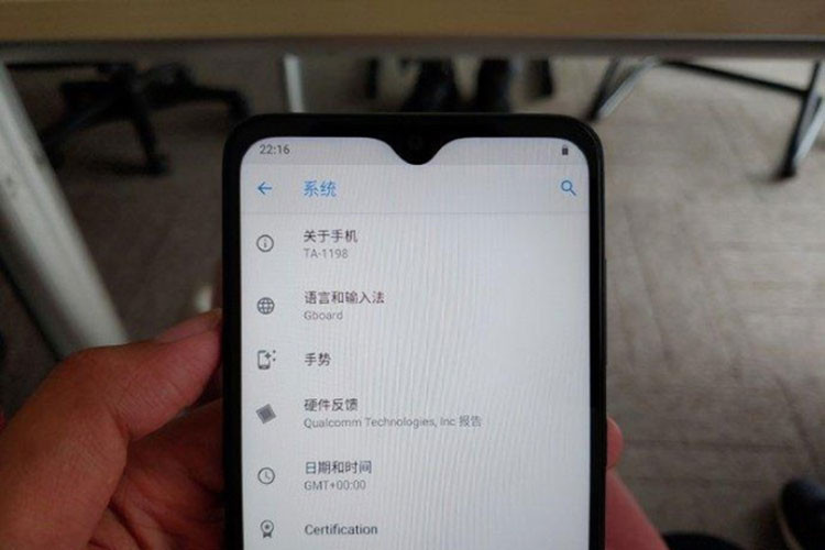 Trong các bức ảnh, chúng ta có thể thấy một cụm camear hình tròn xuất hiện phía với cái tên Zeiss, bên trong chưa 3 ống kính và 1 đèn flash.
