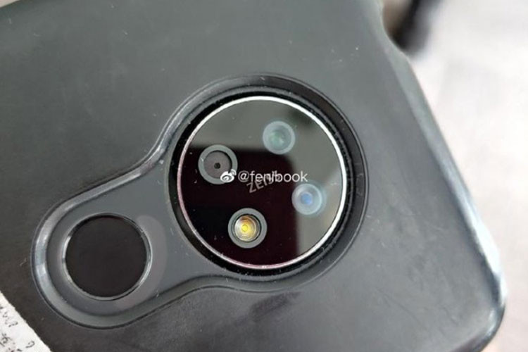 Màn hình máy có độ phân giải 1080 x 2340, tức FHD+, và mật độ điểm ảnh là 410 PPI. Khi làm phép tính ngược, chúng ta biết được màn hình máy sẽ vào khoảng 6.3-inch - tức rơi vào khoảng giữa Galaxy S10 và S10+.