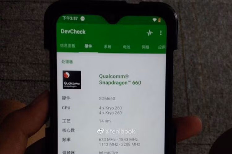 Ống kính thứ 3 ở mặt lưng có lẽ là cảm biến phát hiện chiều sâu, giúp tạo ra những hiệu ứng như bokeh hoặc dùng trong các ứng dụng AR.