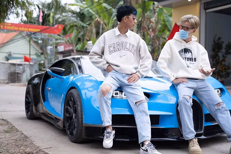 Thậm chí, nhóm bạn trẻ Việt Nam còn lắp tấm ốp phía sau, giả khoang động cơ với máy W16 bên dưới. Chiếc xe cũng được sơn màu xanh dương phối đen đặc trưng của Bugatti Chiron hàng xịn.