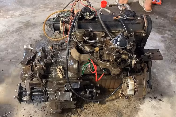 "Trái tim" của chiếc siêu xe Bugatti Chiron tự chế này là khối động cơ 4 xi-lanh lấy từ xe Toyota. Động cơ đặt giữa này đương nhiên không thể sánh với cỗ máy W16, dung tích 8.0L, đi kèm 4 bộ tăng áp, của Bugatti Chiron "hàng xịn" về mặt sức mạnh.