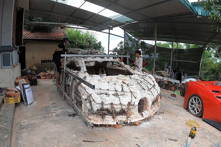 Tiếp đến là công đoạn đắp đất sét lên phần khung đã được quấn băng dính. Tất cả đều được các bạn trẻ làm bằng tay và thực hiện rất tỉ mỉ.