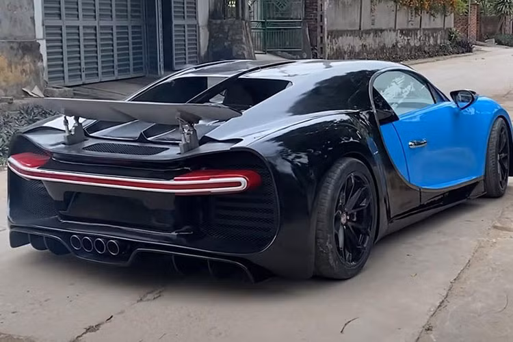 Trong đoạn video tung lên mạng xã hội, có thể thấy bước đầu tiên trong quá trình tự chế Bugatti Chiron là dựng khung bằng thép. Sau đó, nhóm bạn trẻ dùng băng dính để quấn xung quanh phần khung nhằm tạo hình cơ bản.
