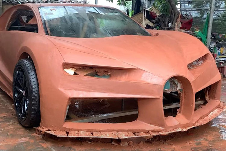 Trong khi đó, khung gầm của chiếc Bugatti Chiron hàng nhái này đã được trang bị hệ thống treo tay đòn chữ A đơn giản phía trước, giống loại dùng cho Mazda Miata đời đầu, và lò xo trụ. Trong khi đó, đằng sau có vẻ là hệ thống treo 5 liên kết.