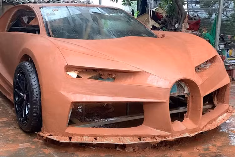 Trong khi đó, khung gầm của chiếc Bugatti Chiron hàng nhái này đã được trang bị hệ thống treo tay đòn chữ A đơn giản phía trước, giống loại dùng cho Mazda Miata đời đầu, và lò xo trụ. Trong khi đó, đằng sau có vẻ là hệ thống treo 5 liên kết.