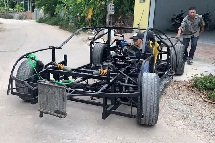 Chưa hết, nhóm bạn trẻ Việt Nam còn đắp thạch cao lên chiếc Bugatti Chiron tự chế. Để cố định phần thân vỏ làm từ thạch cao, nhóm bạn trẻ đã dựng hệ thống khung bằng kim loại khá phức tạp bên ngoài. Sau khi được gỡ khỏi khung, phần thân vỏ này được gia cố bằng sợi thủy tinh bên trong.