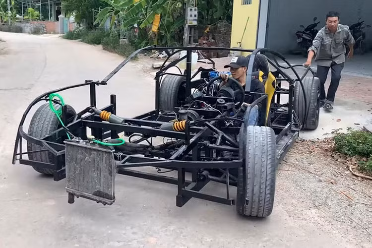 Chưa hết, nhóm bạn trẻ Việt Nam còn đắp thạch cao lên chiếc Bugatti Chiron tự chế. Để cố định phần thân vỏ làm từ thạch cao, nhóm bạn trẻ đã dựng hệ thống khung bằng kim loại khá phức tạp bên ngoài. Sau khi được gỡ khỏi khung, phần thân vỏ này được gia cố bằng sợi thủy tinh bên trong.