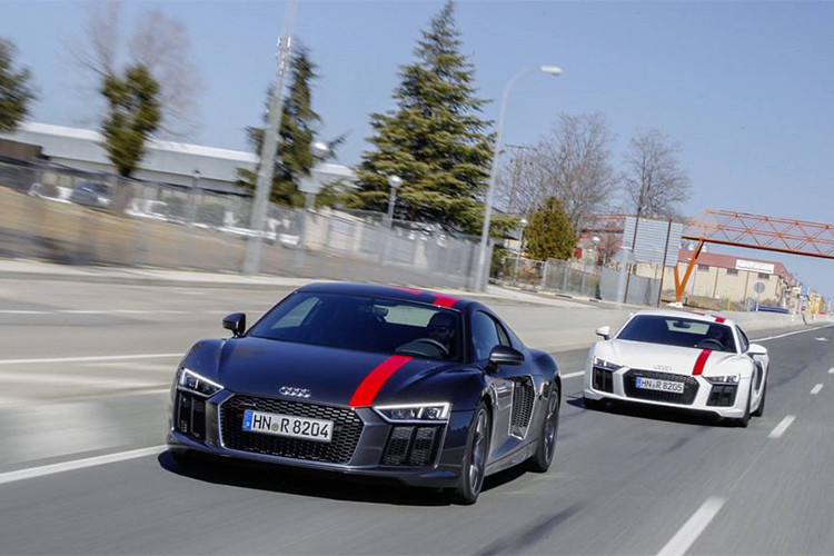 Theo hãng xe sang Audi, khối động cơ của R8 V10 RWS kết hợp với hộp số tự động 7 cấp S-tronic và truyền sức mạnh tới các bánh thông qua hệ dẫn động cầu sau. Nhờ vậy, siêu xe này có thể tăng tốc 0-100 km/h chỉ trong 3,7 giây trước khi cán tốc độ cực đại 320 km/h.