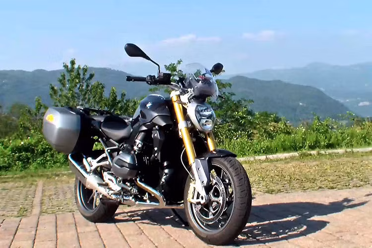 Trên thị trường hiện nay, mẫu naked-bike BMW R1200R được xem là đối thủ trực tiếp của Honda CB1300, Yamaha XJR1300 và Suzuki Bandit 1250. Được biết sau khi nhập khẩu về Việt Nam, mẫu xe này có giá bán 36000 USD, tương đương 756 triệu đồng.