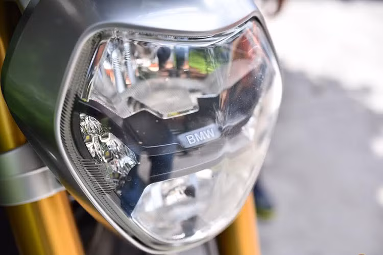 Trên siêu môtô R1200R, phần đầu xe được trang bị kính núp gió nhỏ phía trước cùng đèn pha dạng kim cương thay cho loại tròn cổ điển trên thế hệ cũ và được tích hợp LED tăng khả năng chiếu sáng trên mọi địa hình.