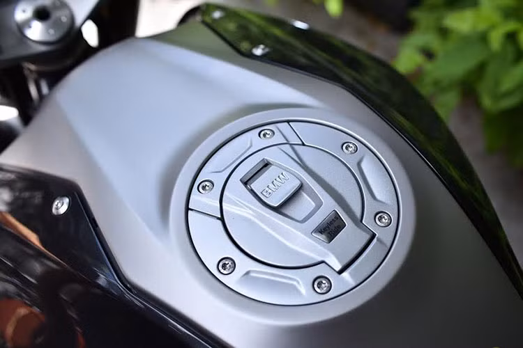 Mẫu xe này sở hữu bình xăng 18 lít với logo của BMW và R1200 hiện hữu. Trọng lượng của chiếc xe này khi đổ đầy bình nhiên liệu khoảng 231 kg. Nắp bình xăng được thiết kế hiện đại sử dụng khoá "keyless ride".