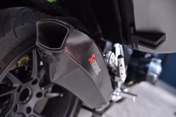 Chiếc BMW R1200R trong bài viết đã được thửa sẵn một số “đồ chơi” như phuộc, "mỏ cày"..., đặc biệt là hệ thống ống xả "hàng hiệu" Akrapovic cho âm thanh ấn tượng và tăng thêm mã lực cho mẫu siêu naked-bike này.