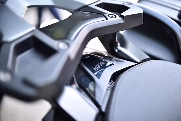 Đèn hậu xe được thiết kế dạng Led đơn giản, hai bên sườn xe là hai tay xách giúp người chơi xe có thể lắp thêm thùng, cốp cho xe. Xe có option lựa chọn là cặp thùng phía sau thích hợp cho nhữnhg chuyến tour xa. Chiều cao yên xe ở mức 800 mm.