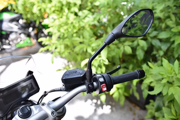 Cùm công tắc điều chỉnh trên tay lái bên trái bào gồm công tắc khởi đông, bật tắt nguồn, đèn báo ưu tiên - giống như nhiều mẫu xe môtô phân khối lớn khác trên thị trường hiên nay.