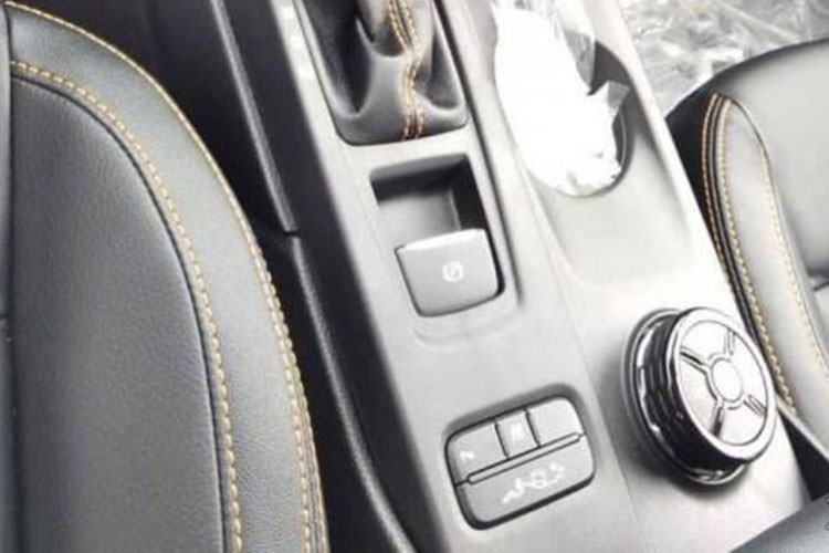 Ngoài ra, Ford Ranger 2022 bản Wildtrak bán ra tại Việt Nam cũng sẽ có ghế bọc da màu đen thêu chỉ vàng và đi kèm dòng chữ Wildtrak ở phần tựa lưng để phân biệt với các bản thường.