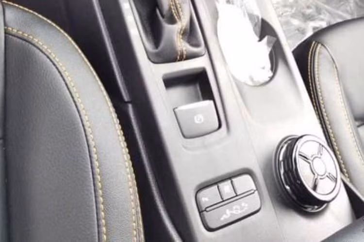 Ngoài ra, Ford Ranger 2022 bản Wildtrak bán ra tại Việt Nam cũng sẽ có ghế bọc da màu đen thêu chỉ vàng và đi kèm dòng chữ Wildtrak ở phần tựa lưng để phân biệt với các bản thường.