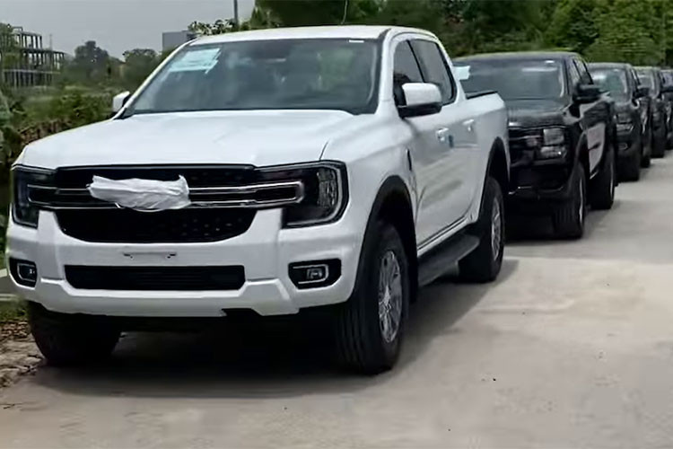 Nhiều khả năng mẫu xe bán tải mới này cũng sẽ được trang bị công nghệ LED Matrix trên bản cao nhất giống với Ford Everest 2022 vừa ra mắt tại Việt Nam. Gương chiếu hậu bên ngoài có sự xuất hiện của camera thuộc gói camera 360 độ.